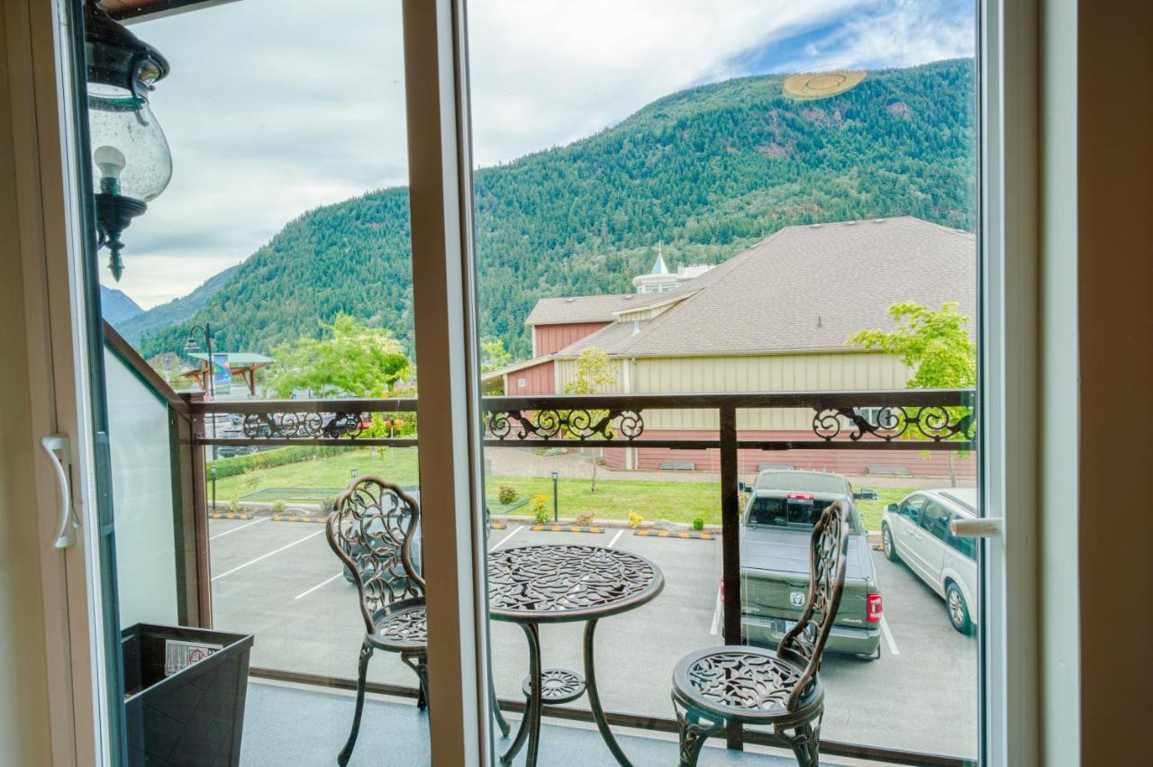 Harrison Grand Motel Harrison Hot Springs Exterior photo